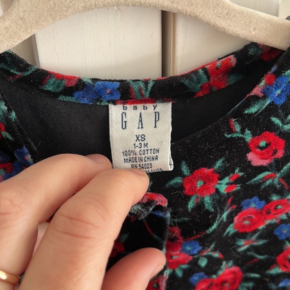VINTAGE stunning baby Gap velvet floral romper jumpsuit - Picture 3 of 7